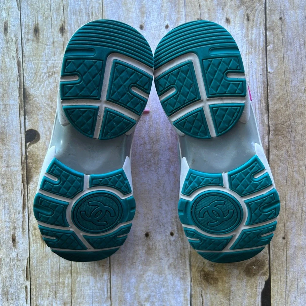 CHANEL RUNNERS CC LOGO SUEDE 'BURGUNDY/BEIGE' SNEAKER - Picture 7 of 9